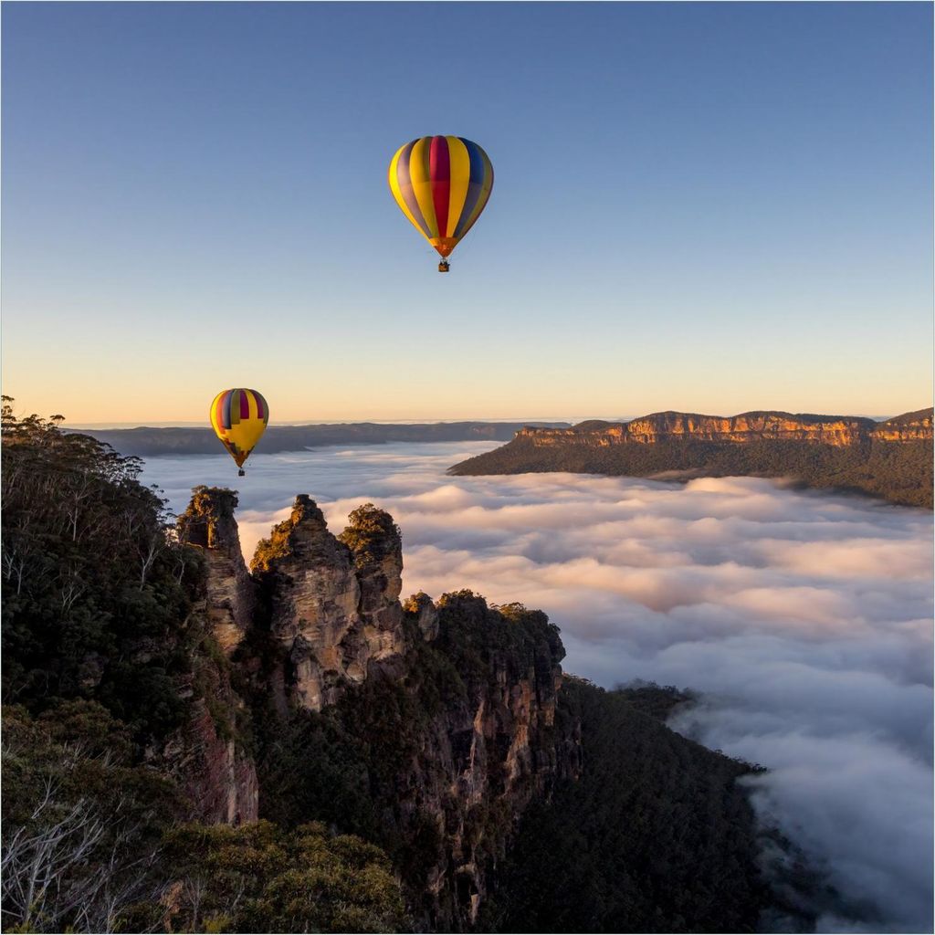 Wallario Memoboard Magnettafel aus Glas, Größe 50 x 50 cm, Motiv Ballons über Nebelmeer