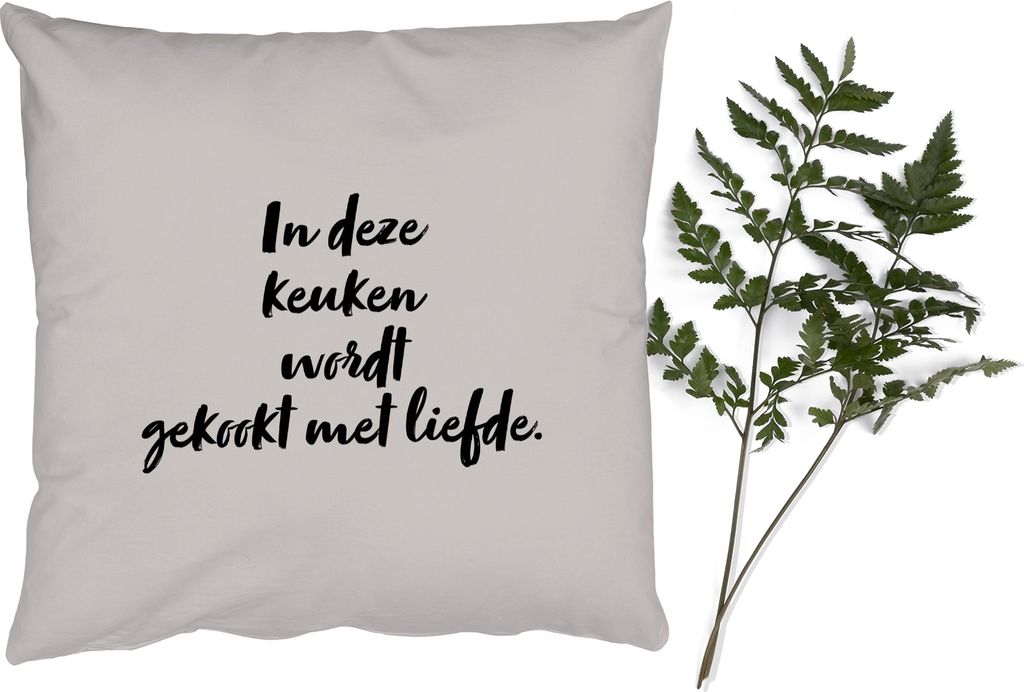 MuchoWow Zierkissen Sofakissen Wohnzimmer Dekokissen 60x60 cm Zitat - In dieser Küche kocht man mit Liebe - Taupe - Sitzfläche - Foto Polster
