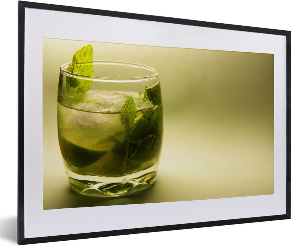 MuchoWow MuchoWow Gerahmtes Poster Mojito-Cocktail auf grünem Hintergrund 60x40 cm - Poster mit zchwarzem Bilderrahmen - Schlafzimmer - Plakat...