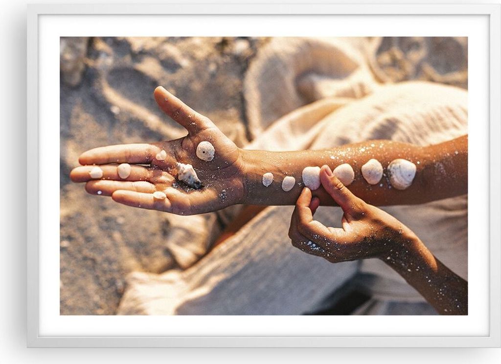 Gerahmtes Poster - Weißer Rahmen - Muschel Hand Strand - 70x50 cm - Wand Bild - Wanddeko - Wandbilder - Kunstposter - Wandposter - Bilderrahmen - ...