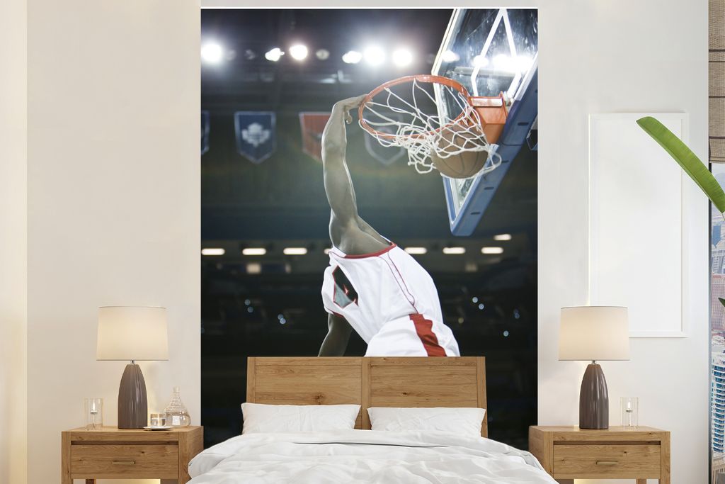 MuchoWow Fototapete für Wohnzimmer oder Schlafzimmer Wandtapete Vinyl Motivtapete Ein Basketballspieler wirft den Ball in den Korb - 180x280 cm ...