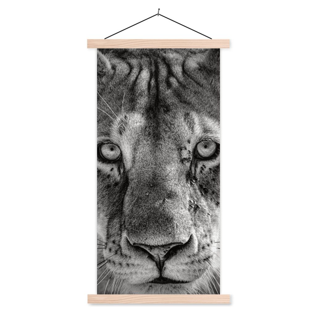 MuchoWow Textilposter Tierprofil Löwin in schwarz und weiß 40x80 cm mit holzfarbenen Rahmen - Wohnzimmer