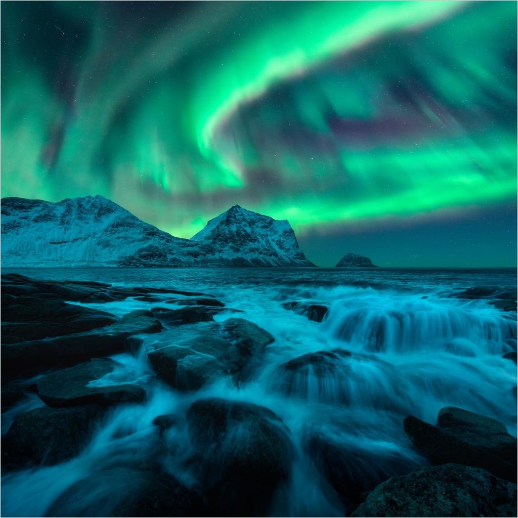 Wallario Memoboard Magnettafel aus Glas, Größe 50 x 50 cm, Motiv Aurora über Küste