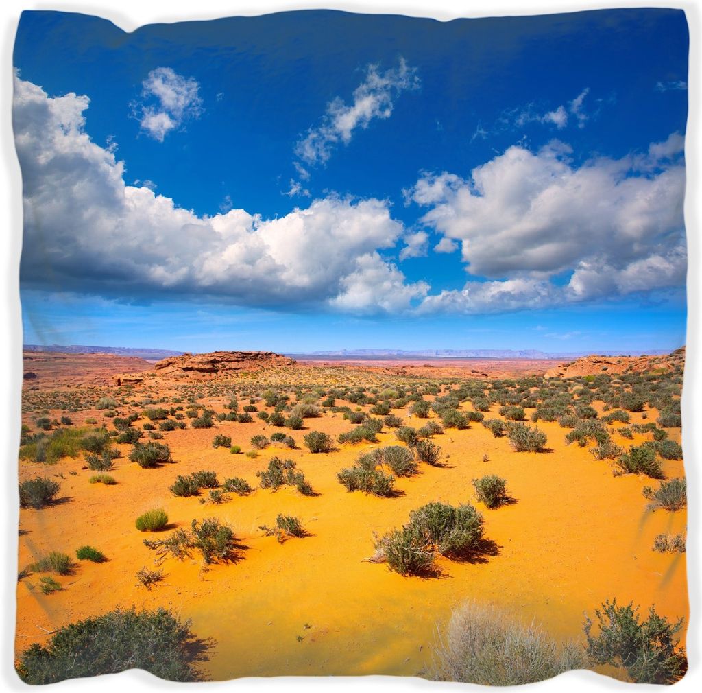 Wallario Premium Kissen, weiche Oberfläche, mit Motiv Wüste in Arizona - blauer Himmel mit Wolken I, Größe: 30 x 30 cm, mit weißer Rückseite