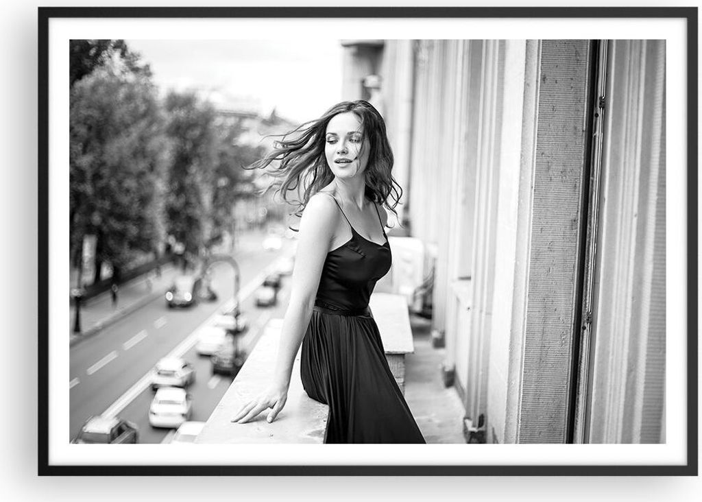 Gerahmtes Poster - Schwarzer Rahmen - Frau Balkon Straße - 100x70 cm - Wand Bild - Wanddeko - Wandbilder - Kunstposter - Wandposter - Bilderrahmen...