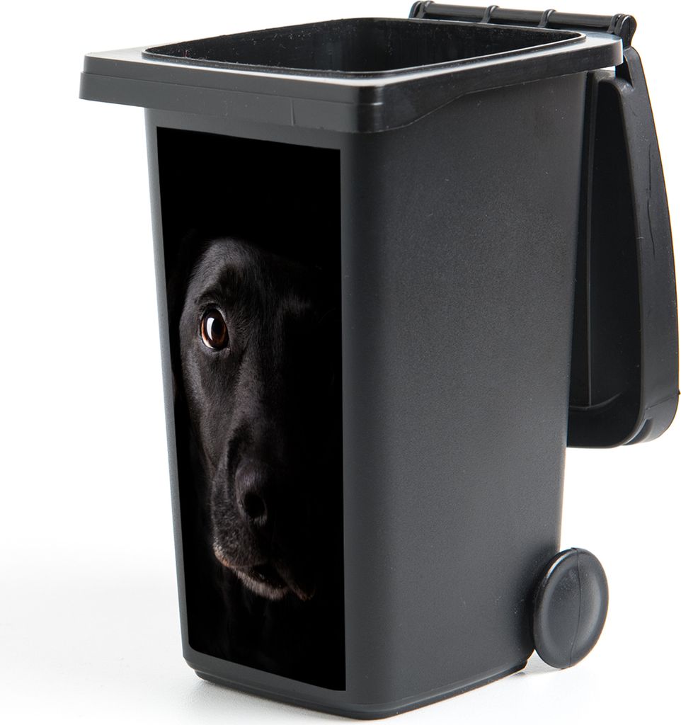 MuchoWow Mülltonnenaufkleber Ein schwarzer Labrador Retriever auf schwarzem Hintergrund 38x80 cm - Behälteraufkleber - Mülleimer-Aufkleber - C...