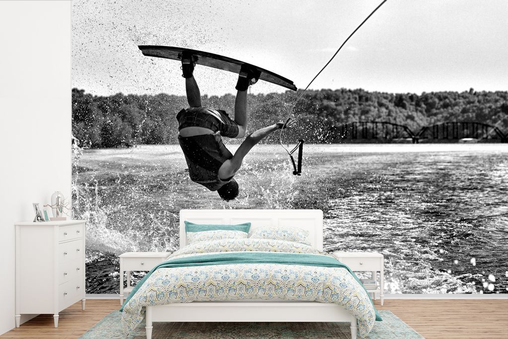 MuchoWow Fototapete für Wohnzimmer oder Schlafzimmer Wandtapete Vinyl Motivtapete Ein männlicher Teenager hängt kopfüber auf einem Wakeboard ...