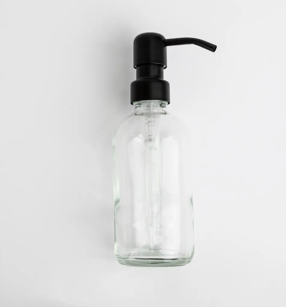 Natural Goods Berlin KLEAN dispenser di sapone con etichette, dispenser di sapone di alta qualità e ricaricabile per cucina e bagno, bianco trasparente, testa della pompa in acciaio inox nero, 250 ml