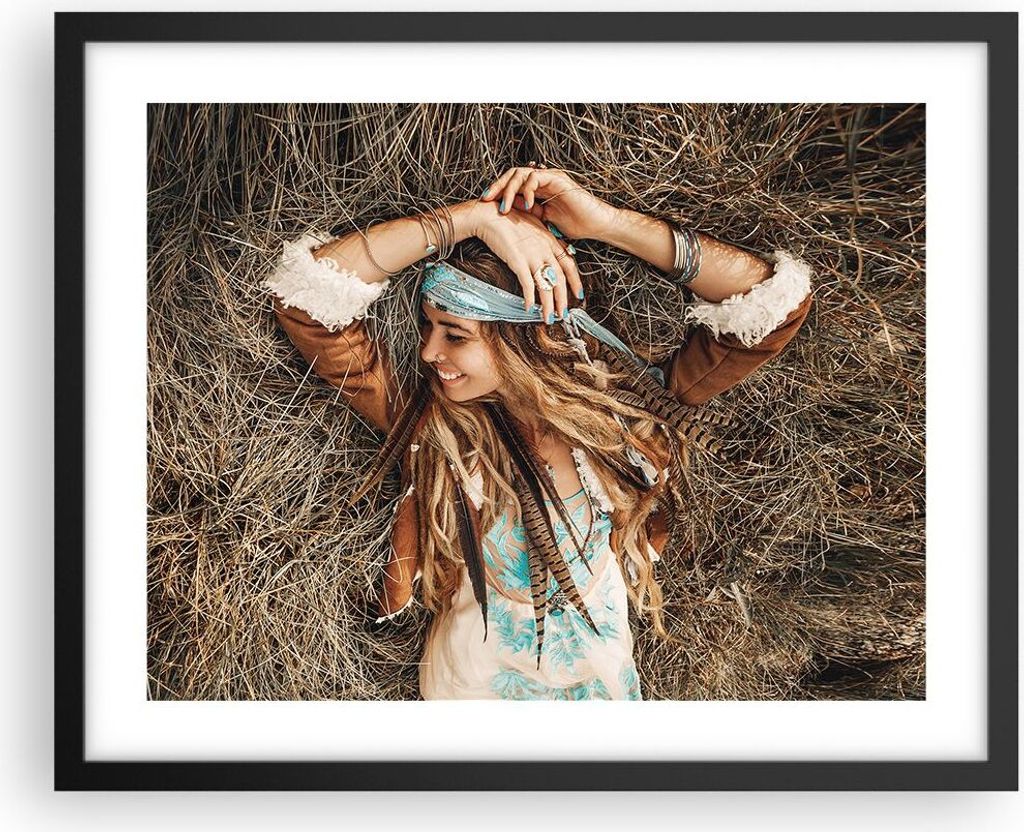 Gerahmtes Poster - Schwarzer Rahmen - Hippie Frau Gras - 50x40 cm - Wand Bild - Wanddeko - Wandbilder - Kunstposter - Wandposter - Bilderrahmen - B...