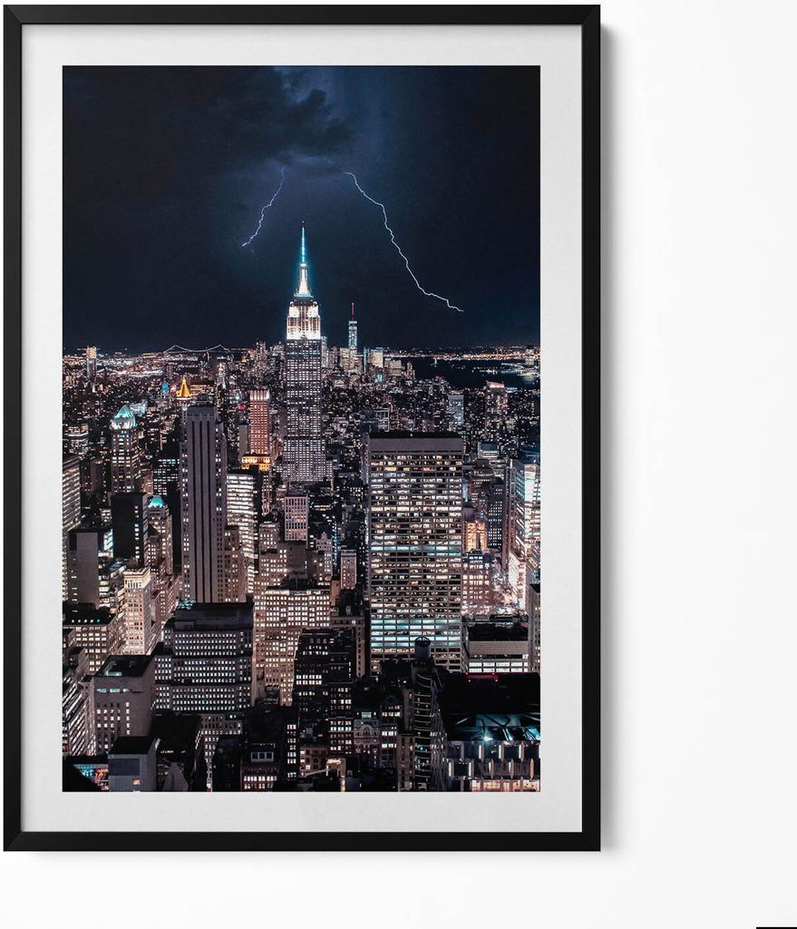 New Yorker Wolkenkratzer bei Nacht– Wandbild mit Rahmen – Gerahmtes Bild – Wanddekoration – 70x100 cm – Schwarz Rahmen