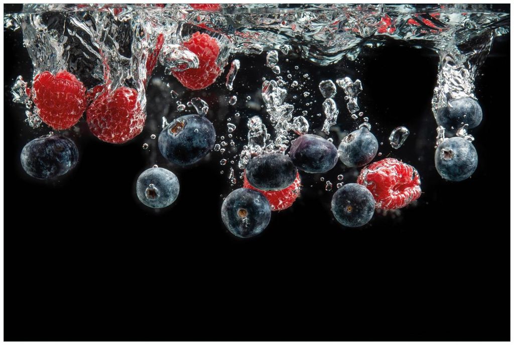 Wallario Küchenrückwand aus Glas, Größe: 90 x 60 cm, Motiv: Waldfrüchte im Wasser | Spritzschutz | abwischbar | pflegeleicht | in