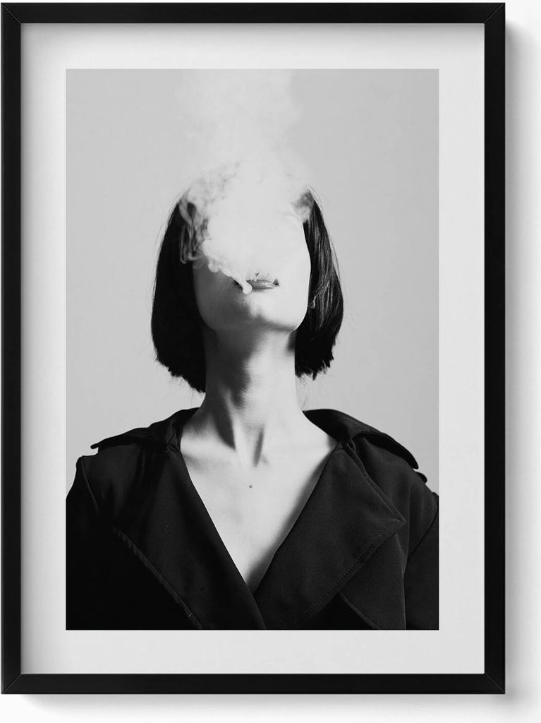 Mysteriöses Porträt einer rauchenden Frau– Wandbild mit Rahmen – Gerahmtes Bild – Wanddekoration – 50x70 cm – Schwarz Rahmen