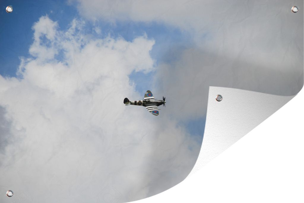 MuchoWow 60x40 cm Outdoor-Poster Gartendeko Sichtschutz Garten Poster für den Garten Spitfire-Flugzeug in einem bewölkten Himmel