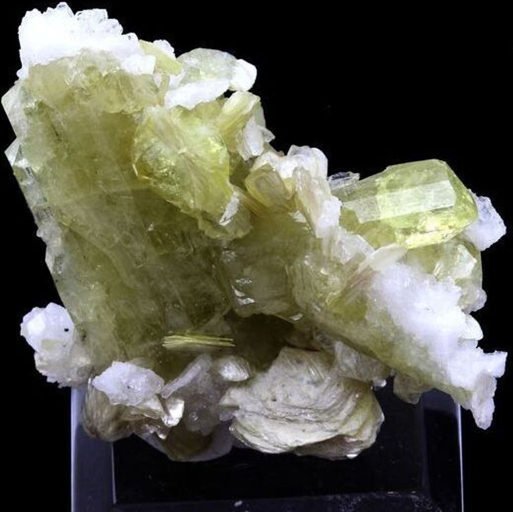 Brasilianit + Albit 197,5 Karat