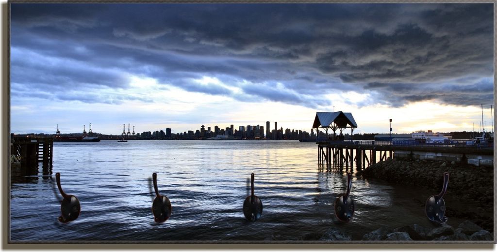 Wallario Flurgarderobe Wandgarderobe aus Holz, mit 5 Haken, Größe 80 x 40 cm, Motiv Blick über das Wasser auf Vancouver