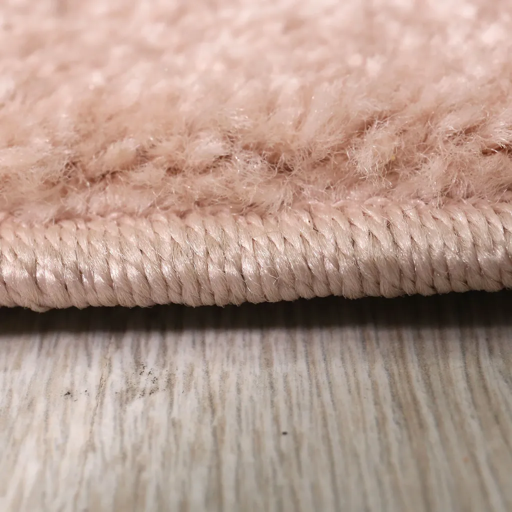 Aménager une chambre de bébé avec le Tapis rond Lama Rose Ø 120 moelleux