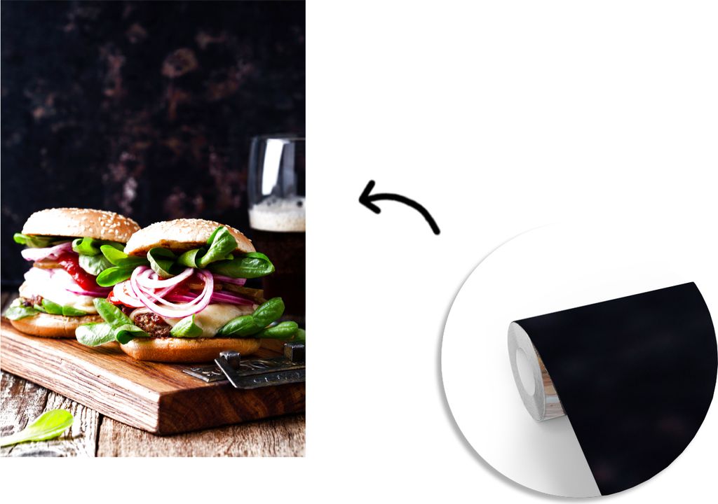MuchoWow Fototapete für Wohnzimmer oder Schlafzimmer Wandtapete Vinyl Motivtapete Hamburger auf einem Schneidebrett vor einem schwarzen Hintergr...