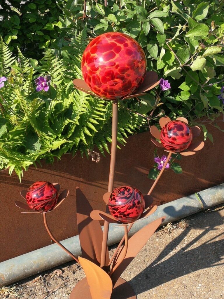 Edelrost Glasblume Ferrum, rote Kugeln Produktbild 