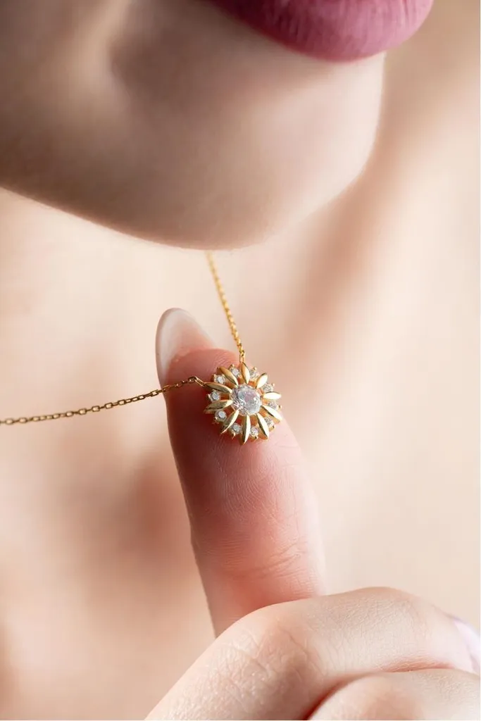 Collier motif soleil en argent doré, cadeau idéal pour femme élégante