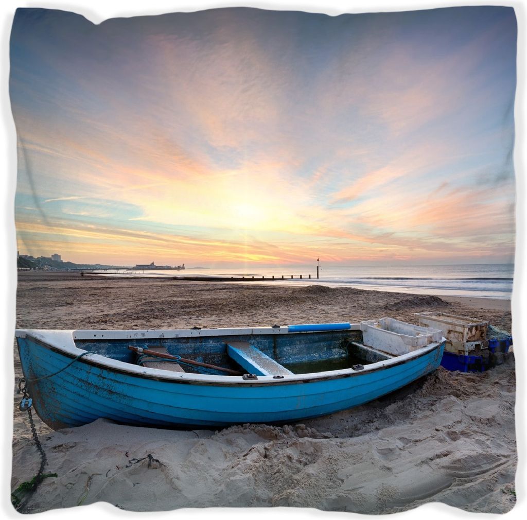 Wallario Premium Kissen, weiche Oberfläche, mit Motiv Fischerboot am Strand bei Sonnenuntergang, Größe: 30 x 30 cm, mit weißer Rückseite