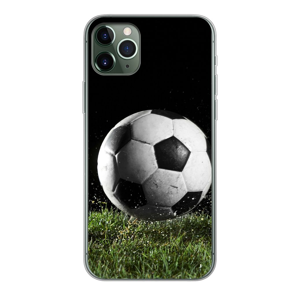 MuchoWow Handyhülle Schutzhülle Hülle für iPhone 11 Pro Max Fußball auf der Wiese Silikon Softcase Handy Hülle - Schutz