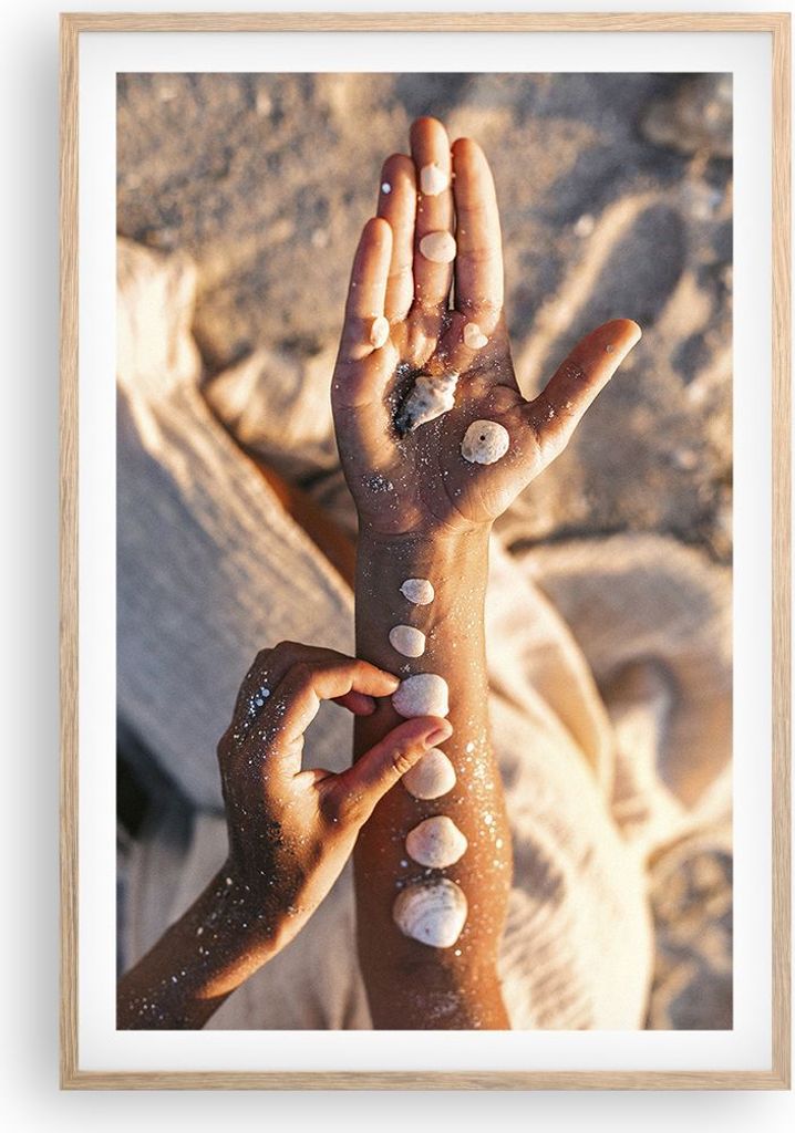 Gerahmtes Poster - Rahmen in heller Eiche - Muschel Hand Strand - 61x91,5 cm - Wand Bild - Wanddeko - Wandbilder - Kunstposter - Wandposter - Bilde...