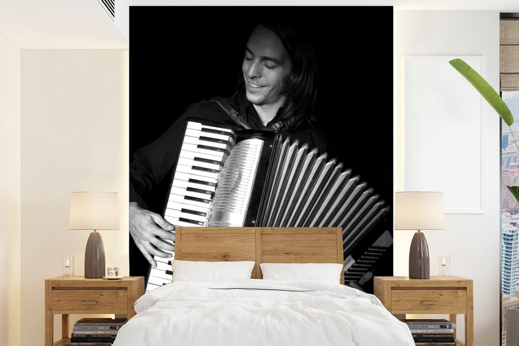 MuchoWow Fototapete für Wohnzimmer oder Schlafzimmer Wandtapete Vinyl Motivtapete Musiker spielt Akkordeon in einem Studio - schwarz und weiß -...