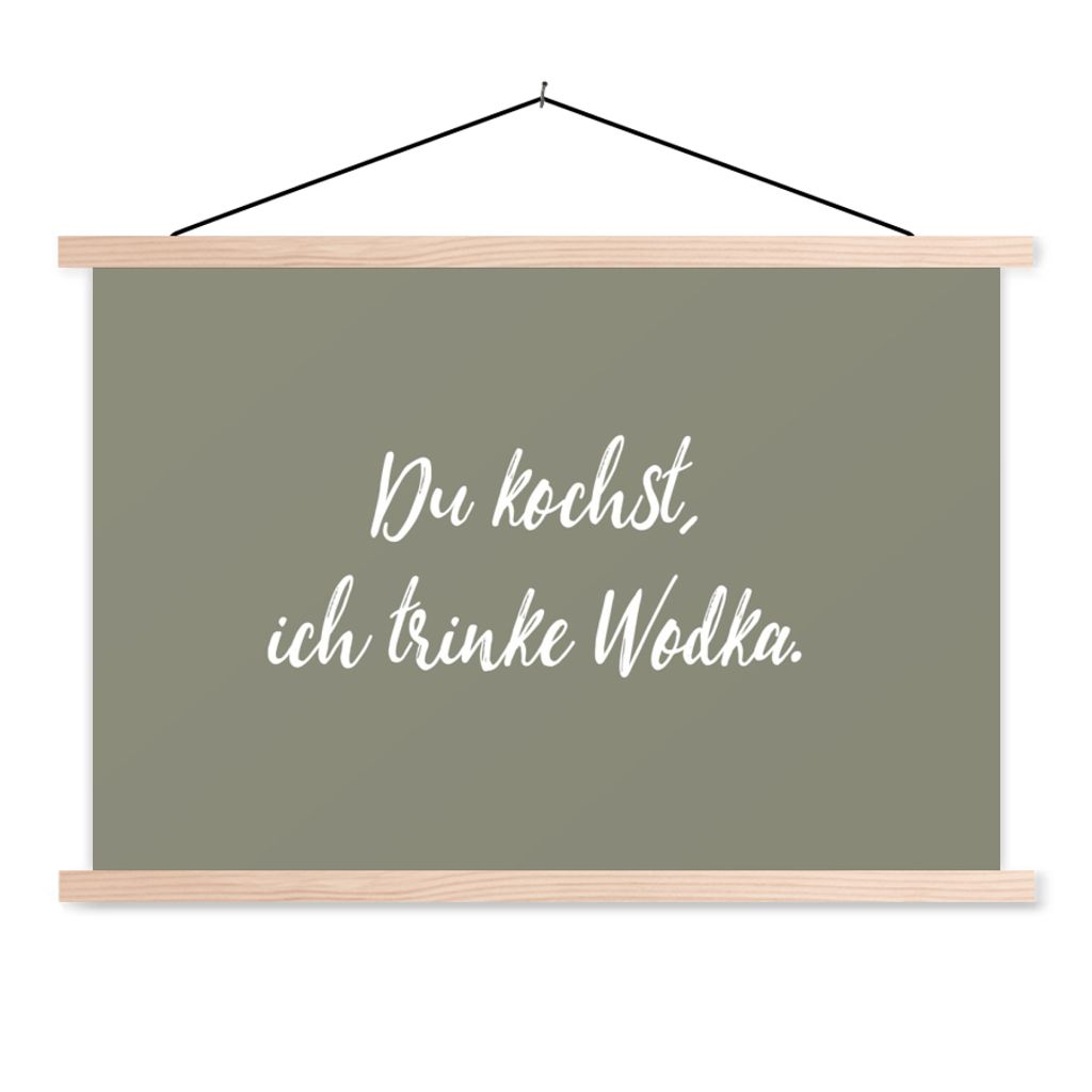 MuchoWow Textilposter Sprichwörter - Du kochst, ich trinke Wodka - Trinken - Zitate - Kochen 120x80 cm mit holzfarbenen Rahmen - Aufhängeset