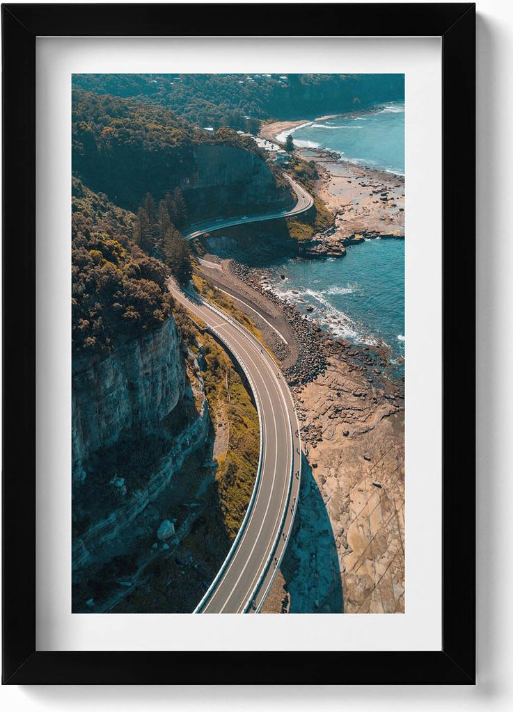 Straße am Meer aus der Vogelperspektive– Wandbild mit Rahmen – Gerahmtes Bild – Wanddekoration – 20x30 cm – Schwarz