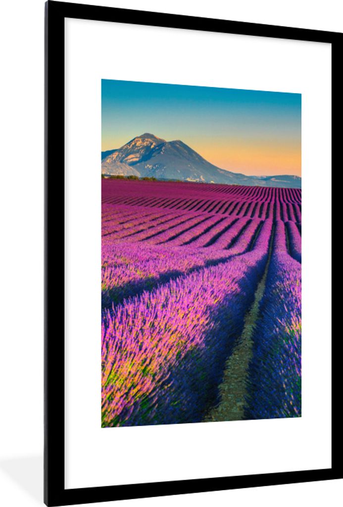 MuchoWow Gerahmtes Poster Lavendel - Berg - Blumen 60x90 cm - Poster mit Schwarzem Bilderrahmen Wandposter Rahmen Foto Bilder - Dekoration - Wand...