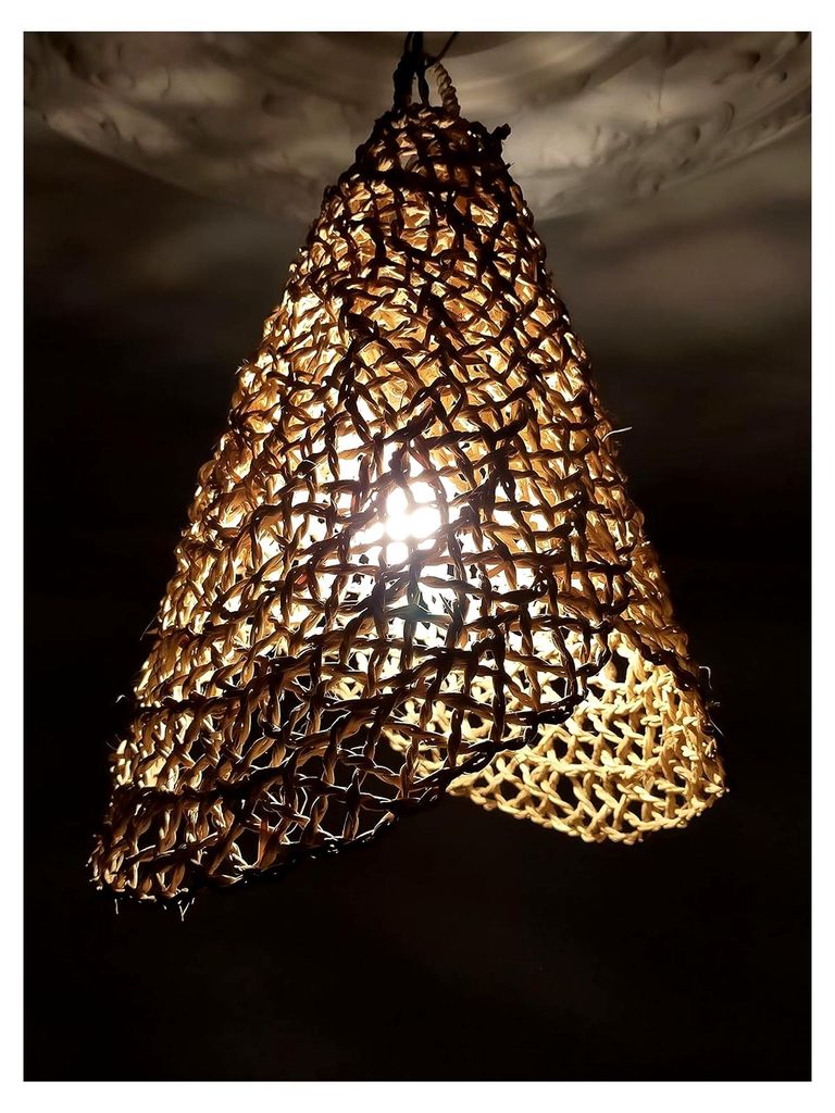 Strohaufhängung, leichte Aufhängung, kleines Modell in Bast, gewebte Strohaufhängung in Form eines Sonnenschirms