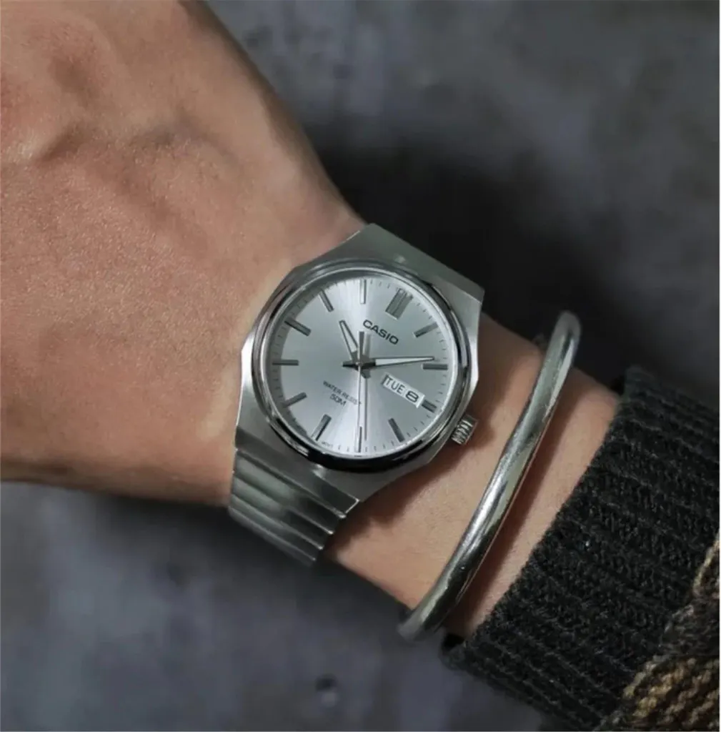 Orologio Casio MTP-E735B-7A: Eleganza Acciaio Nero e Quadrante Silver - 4