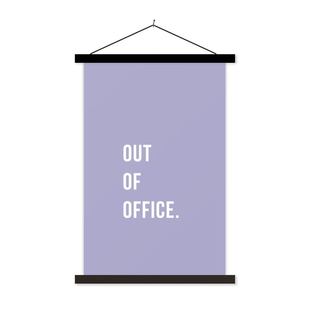 MuchoWow Textilposter Zitate - Außer Haus - Lila 60x90 cm mit schwarzem Rahmen - Poster Wohnzimmer