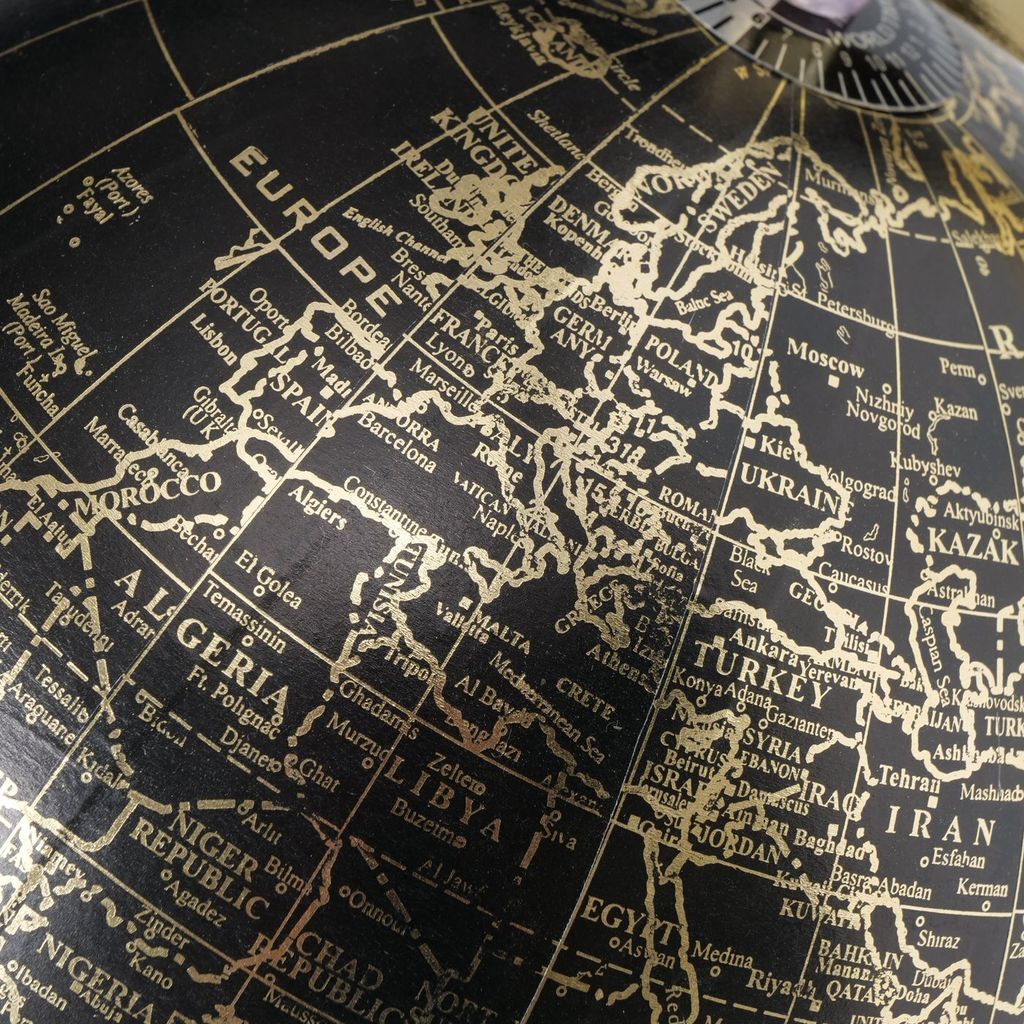 Dekorativer Globus mit goldener Sockel, Ø 20 cm Produktbild 3