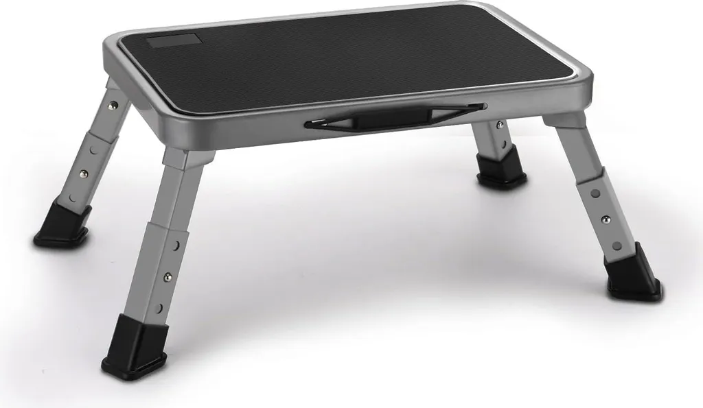 Tabouret de cuisine pliant et échelle pour atteindre le haut