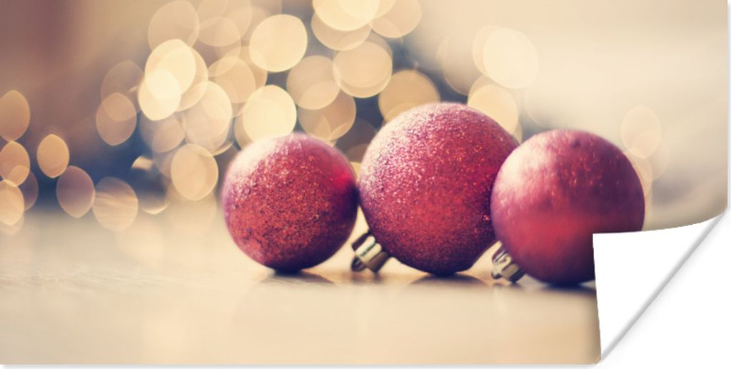 MuchoWow Poster Drei rote Kugeln und Weihnachtsbeleuchtung 120x60 cm - Bild