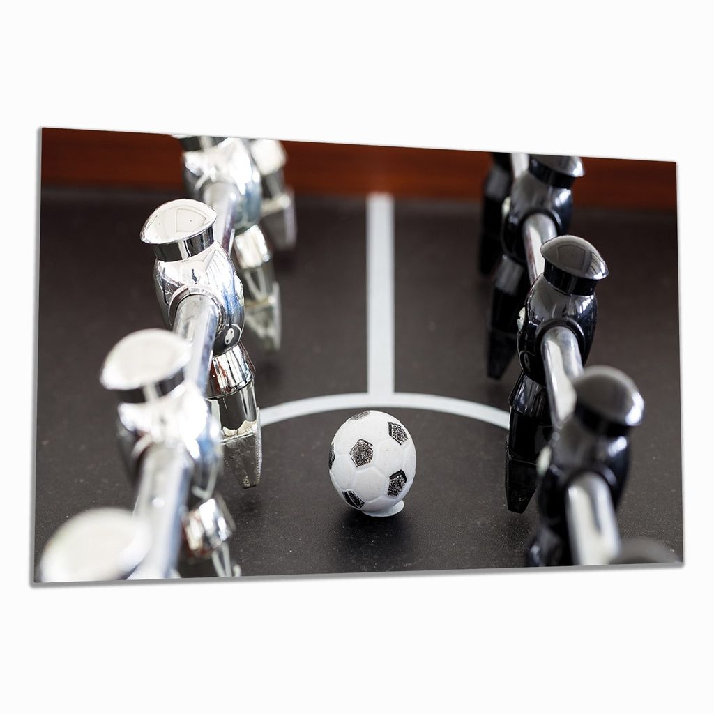 Wallario Herdabdeckplatte aus Glas, Größe 90 x 52 cm 1-teilig, Motiv Kicker-Tisch in Nahaufnahme - Ball in der Mitte