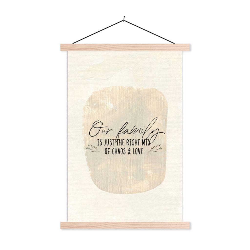 MuchoWow Textilposter Zitate - Unsere Familie ist genau die richtige Mischung aus Chaos und Liebe - Familie - Sprichwörter 120x180 cm mit holzfa...