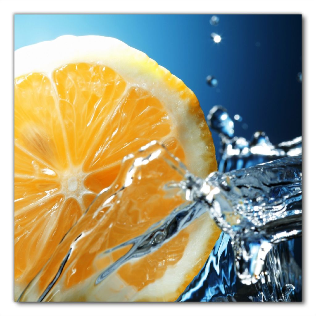 Wallario selbstklebende Möbelfolie/ Tischdecke für Innen und Außen, Größe: 100 x 100 cm - Orange in spritzigem Wasser vor blauem Hintergrund