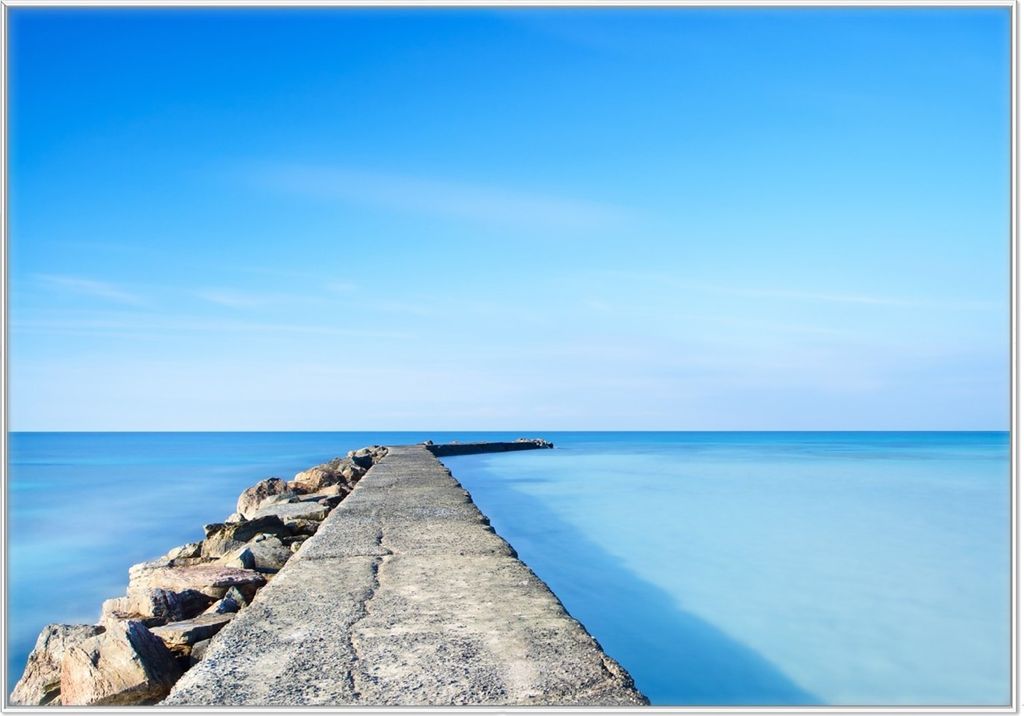 Wallario Wandbild Pier am blauen Ozean mit blauem Himmel, Größe: 70,30 x 100,30 cm, Poster mit weißem Kunststoffrahmen