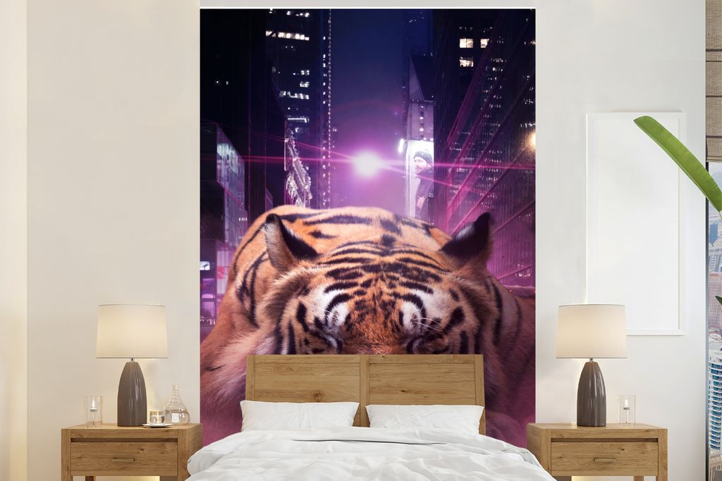 MuchoWow Fototapete für Wohnzimmer oder Schlafzimmer Wandtapete Vinyl Motivtapete Tiger - Stadt - Lila - 195x300 cm - Das Hintergrundbild