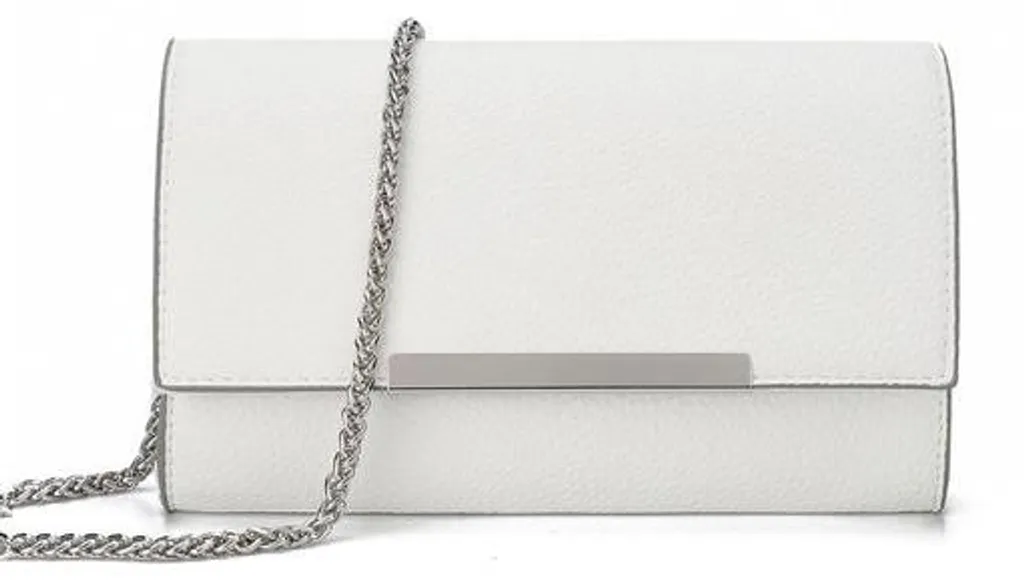 Sac d'été en paille avec chaîne dorée et détails en PVC blanc chic