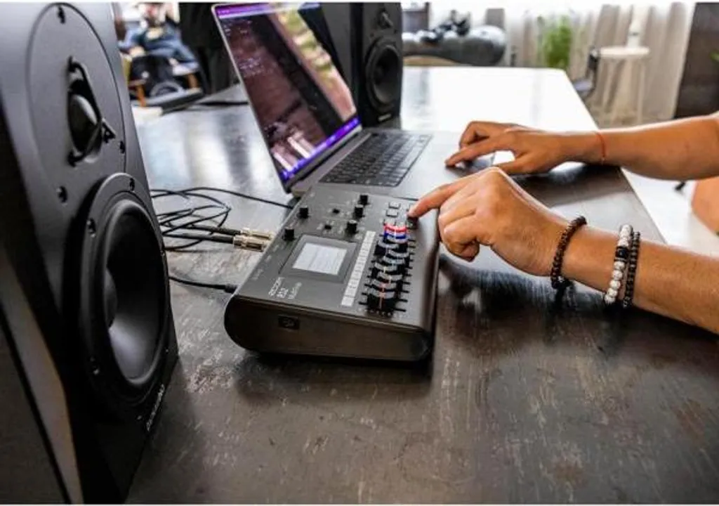Studio multipiste Zoom R12 compact avec interface tactile et effets pro - 13
