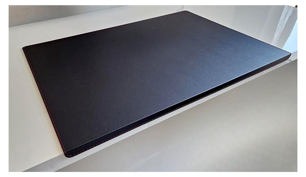 Gewinkelte Schreibtischunterlage aus sanftem Leder mit Kantenschutz 70 x 47 cm Schwarz Rote Naht