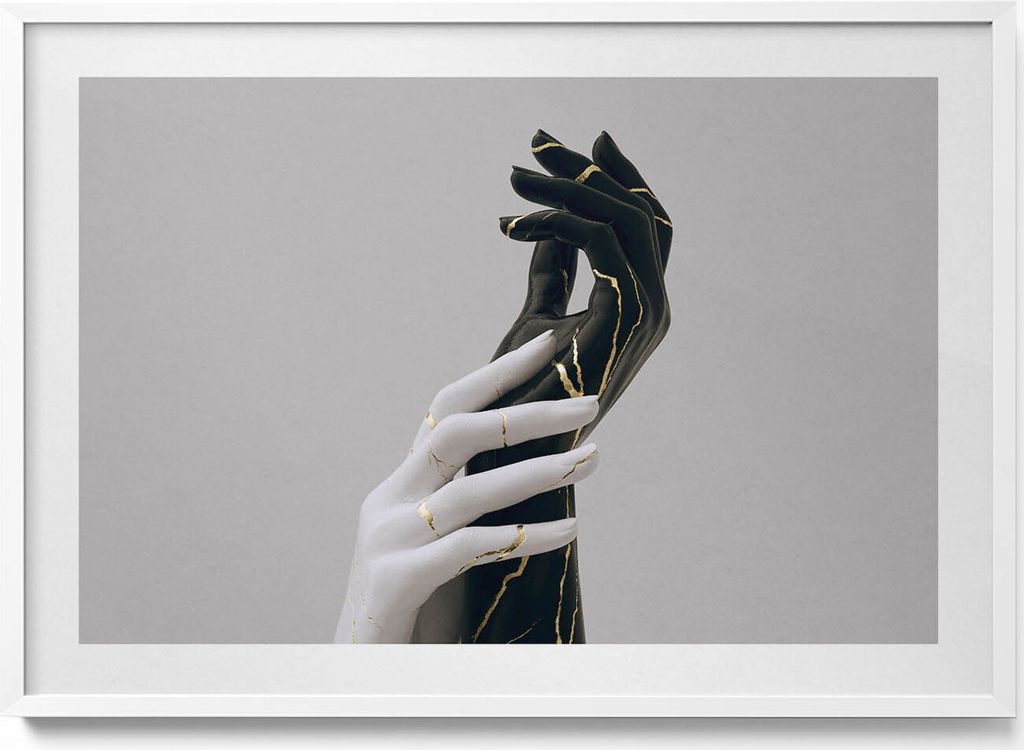Schwarze und weiße Hände mit Gold– Wandbild mit Rahmen – Gerahmtes Bild – Wanddekoration – 100x70 cm – Weiß Rahmen