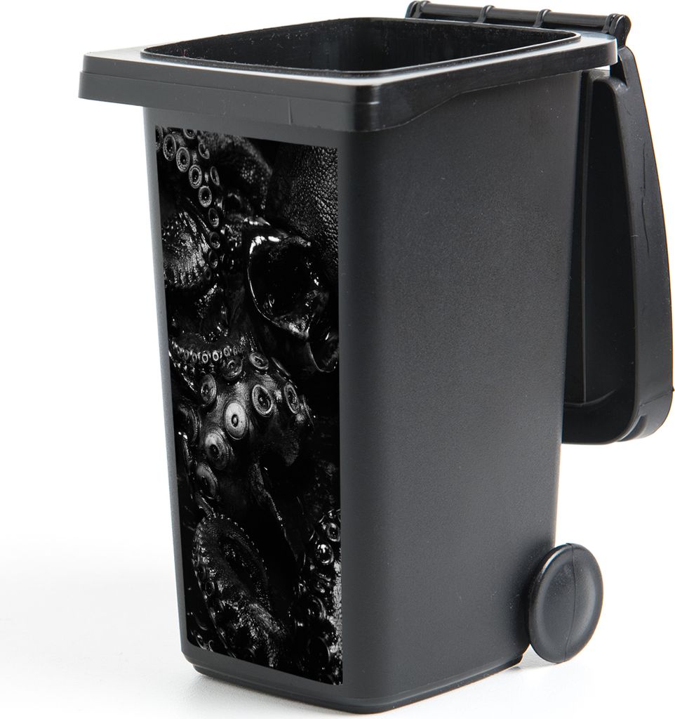 MuchoWow Mülltonnenaufkleber Nahaufnahme Oktopus auf schwarzem Hintergrund in schwarz und weiß 38x80 cm - Behälteraufkleber - Mülleimer-Aufkl...