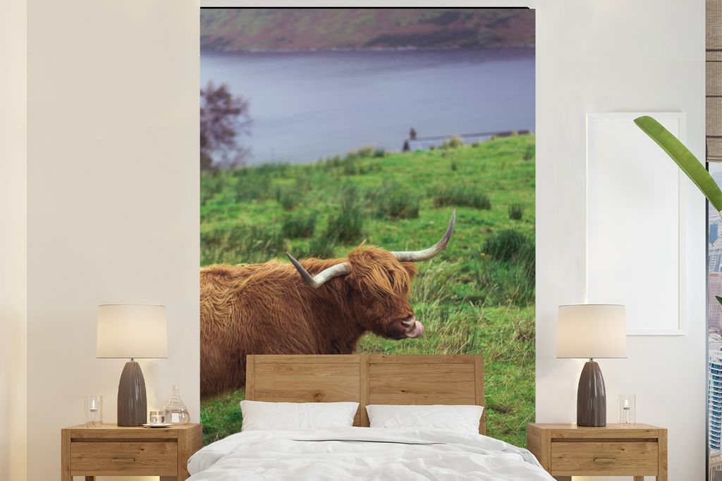 MuchoWow Fototapete für Wohnzimmer oder Schlafzimmer Wandtapete Vinyl Motivtapete Schottische Highlander - Gras - Wasser - Tiere - 160x240 cm - ...