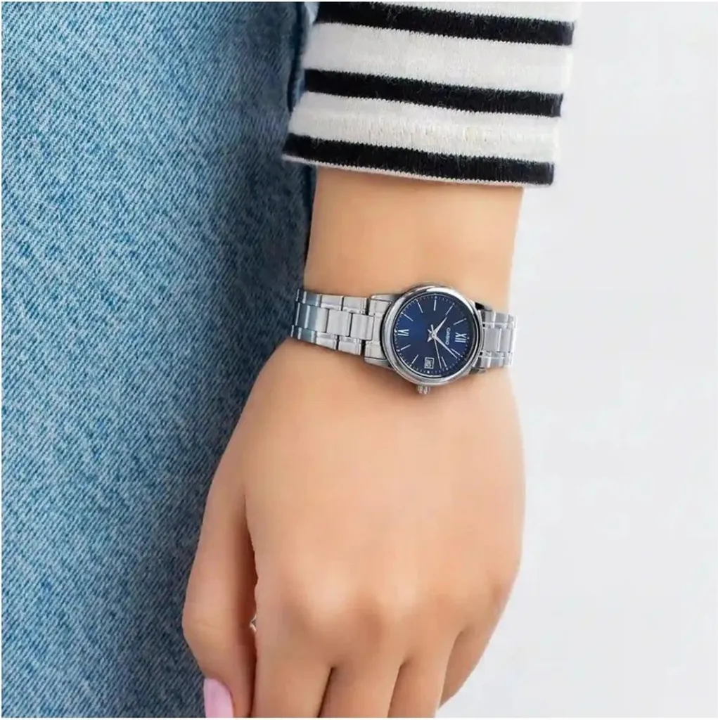 Montre Casio LTP-V002D-2B3UDF : Accessoire Idéal pour le Bureau et Soirée
