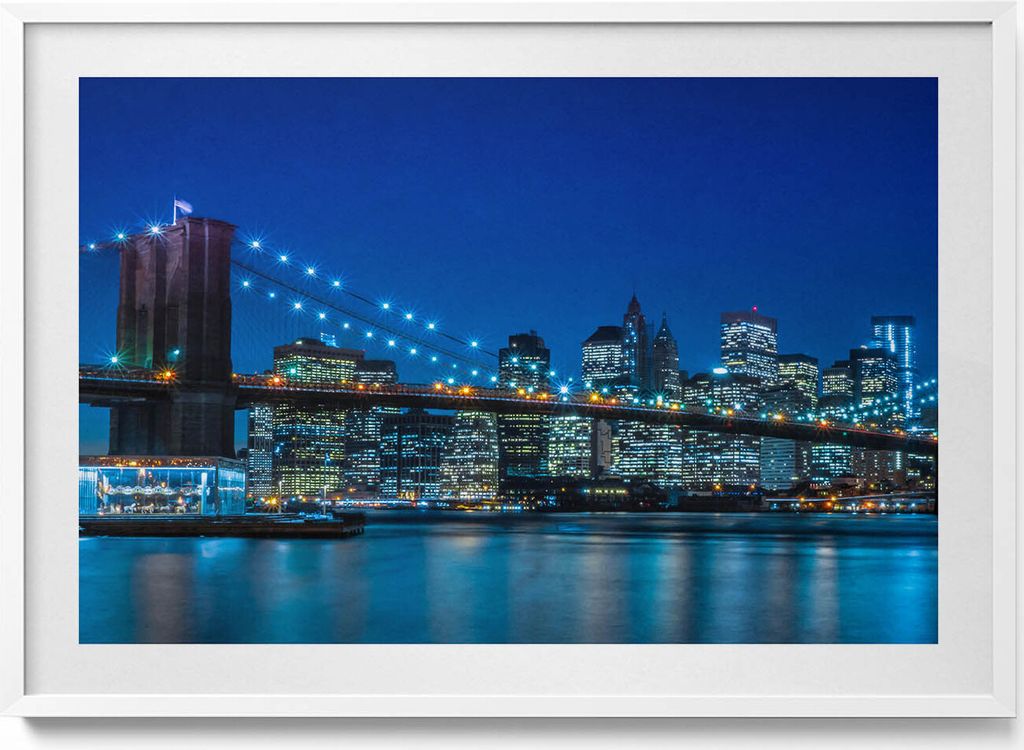Brooklyn Bridge am Abend - New York– Wandbild mit Rahmen – Gerahmtes Bild – Wanddekoration – 100x70 cm – Weiß Rahmen
