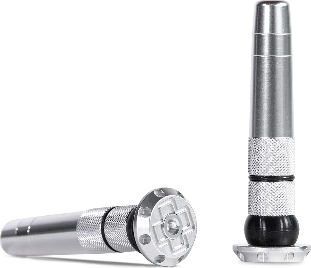 Réparer un pneu Tubeless rapidement avec les bouchons Stealth argent